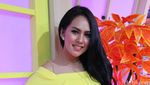 Dibalut Dress Mini, Kartika Putri Pamer Kaki Jenjang