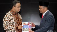 Anies menyerahkan buku Kilasan Setahun Kinerja Kemendikbud 2015 kepada Muhadjir Effendy.
