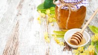 Campuran madu dan gula yang digosokkan perlahan pada bibir bisa jadi scrub alami untuk mengangkat sel kulit mati. Ramuan ini juga bisa jadi perangsang terbentuknya kolagen baru. Foto: iStock