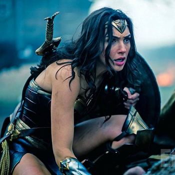Senjata Wonder Woman: Laso, Pedang, Gelang, dan Perisai