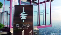 Sky Box di KL Tower merupakan wahana terbaru sejak April 2016. Bentuknya kotak kaca transparan 2x2 m2. Di sini, traveler bisa melihat pemandangan indah Kuala Lumpur dari ketinggian (Wahyu/detikTravel)