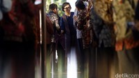Sri Mulyani menyalami para pegawai Kemenkeu.