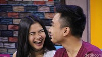 Apakah keduanya berpacaran? Salsha mengatakan baik di keluarganya maupun di keluarga Lutfi tidak ada istrilah pacaran, semua yang dikenalkan adalah teman. Pool/Ismail/detikFoto.