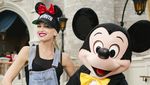 Foto Bareng Mickey Mouse, Gwen Stefani Sumringah Banget!