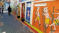 Lorong kampung penuh mural.