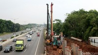 Beberapa alat berat dikerahkan dalam proyek tersebut.