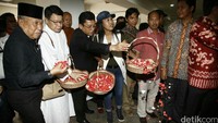 Tabur bunga ini untuk mengenang peristiwa 27 Juli 1996.