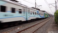 PT KAI melakukan pengurangan perjalanan kereta pada jam-jam yang tidak padat penumpang.