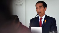 Jokowi mengumumkan 12 nama menteri dan Kepala BKPM yang diganti di teras belakang Istana Merdeka yang menghadap ke gedung Istana Negara, Rabu (27/7/2016).