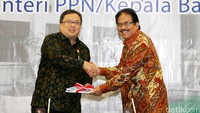 Menteri Perencanaan Pembangunan Nasional (PPN)/Kepala Badan Perencanaan Pembangunan Nasional (Bappenas) yang baru Bambang Brodjonegoro( kiri) menerima dokumen dari Menteri PPN/Kepala Bappenas yang lama Sofyan Djalil.