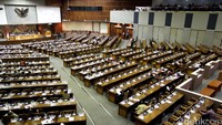 Rapat paripurna ini dihadiri 347 anggota dewan.
