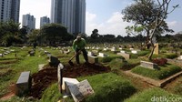 Sebelumnya, Suku Dinas Pertamanan dan Pemakaman Jakarta Selatan juga telah membongkar 10 makam fiktif di Taman Pemakaman Umum (TPU) Jeruk Purut, Cilandak, Rabu 27 Juli 2016.