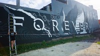 Mural bertuliskan Forever karya Georgia Hill. (dok. Bali Street Art Festival)