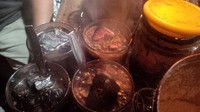 Asap mengepul dari Kopi Joss yang baru dicelup arang panas. Kopi Joss pertama kali diciptakan oleh Lik Man. Bubuk kopinya merek Murni yang digunakan bertahun-tahun (Sukma/detikTravel)