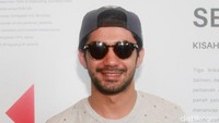 Reza yang tampil kasual terlihat kece dengan snapback dan kacamata hitamnya. Pool/Gus Mun/detikFoto.