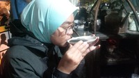 Seorang wisatawan asal Garut menikmati Kopi Joss. Segelas cuma Rp 4.000. Banyak juga seniman, selebriti dan pejabat yang mampir demi segelas Kopi Joss (Sukma/detikTravel)
