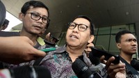 Memakai batik berwarna ungu tua, Yuliadi berjalan sendirian.