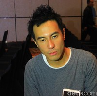 Kabar kedekatan Agnez Mo dan Daniel Mananta mungkin yang paling santer terdengar, sekaligus meninggalkan sejuta misteri. Pada 2010, pelantun lagu Coke Bottle tersebut ramai digosipkan berpacaran dengan sang presenter kenamaan Indonesia. Namun keduanya mengonfirmasi mereka hanyalah teman dekat. Foto: Hanif Hawari