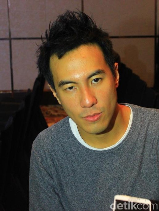 Kabar kedekatan Agnez Mo dan Daniel Mananta mungkin yang paling santer terdengar, sekaligus meninggalkan sejuta misteri. Pada 2010, pelantun lagu Coke Bottle tersebut ramai digosipkan berpacaran dengan sang presenter kenamaan Indonesia. Namun keduanya mengonfirmasi mereka hanyalah teman dekat. Foto: Hanif Hawari