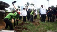 Diduga ada 14 makam fiktif di TPU tersebut. Namun baru 11 makam yang terbukti fiktif dan akhirnya dibongkar.