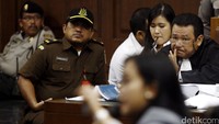 Kuasa hukum Jessica Kumala Wongso, Otto Hasibuan menyimak keterangan yang disampaikan resepsionis Kafe Olivier.