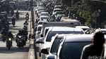 Macet Parah, Pemotor Nekat Lawan Arus