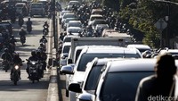Ada ratusan pemotor yang melawan arus untuk menembus kemacetan.