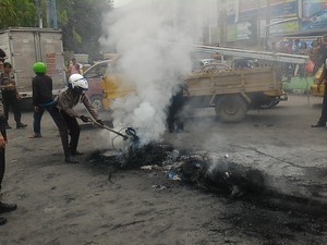 Demo Ratusan Pedagang Pasar di Medan Ricuh, Massa Bakar Ban dan Tidur di Jalan