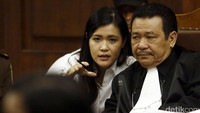 Jessica Kumala Wongso berdiskusi dengan kuasa hukumnya saat resepsionis Kafe Olivier sedang memberikan kesaksian.