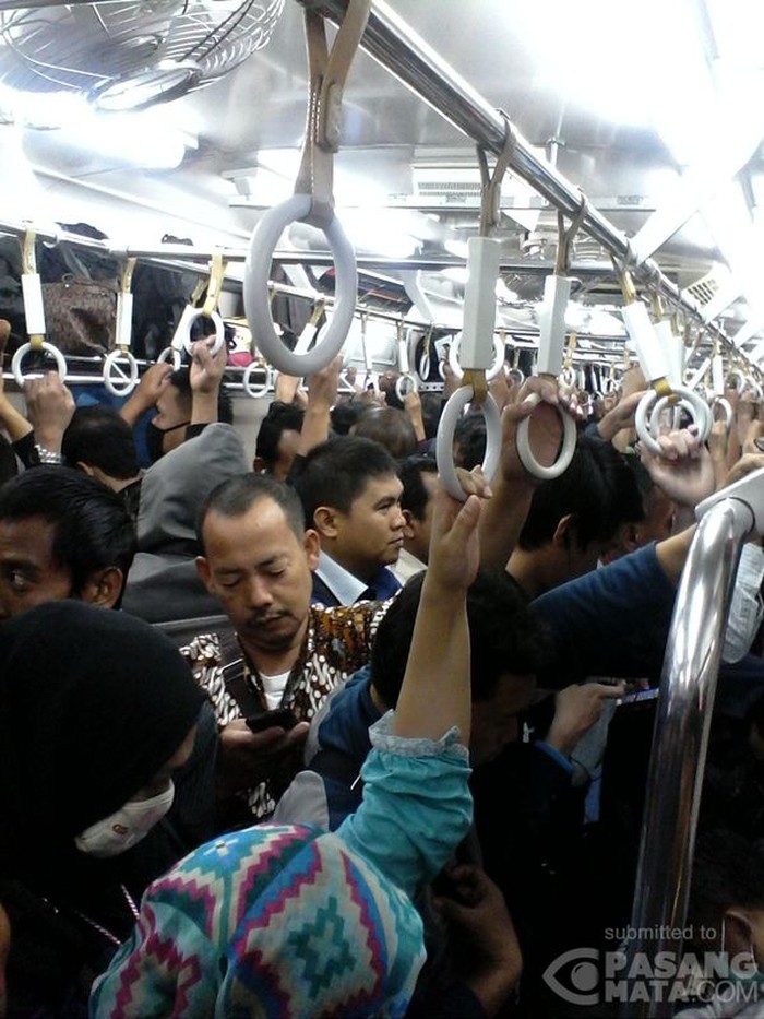 Commuter Line dari Arah Bogor Tertahan karena Rel Patah