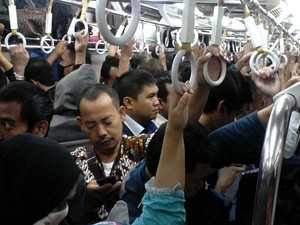 Commuter Line dari Arah Bogor Tertahan karena Rel Patah
