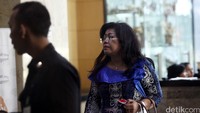 Jenny Riany Lucia Berutu diperiksa penyidik KPK, Kamis (28/7).