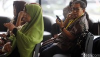 Dia mengatakan kedatangannya untuk membawa berkas-berkas kesekretariatan dan diserahkan ke penyidik.