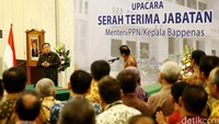 Menteri PPN/Kepala Bappenas Bambang Brodjonegoro (kiri) memberi pidato perkenalan di kantor Bappenas, Jakarta.