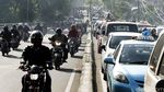Macet Parah, Pemotor Nekat Lawan Arus