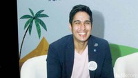 Ia tampil dengan jas biru, kaus putih, jeans dan boots coklat. Pool/Gus Mun/detikFoto.