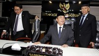 Ketua DPR Ade Komarudin (tengah) didampingi Wakil Ketua DPR Fadli Zon (kiri) dan Wakil Ketua DPR Agus Hermanto (kanan) meninjau ruangan MKD yang baru.