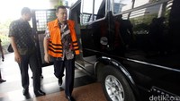 Bupati Subang nonaktif Ojang Suhandi turun dari mobil tahanan di Gedung KPK, Jakarta, Kamis (28/07/2016). 