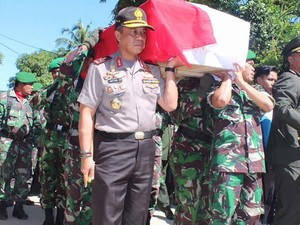 Jenazah Anggota Satgas Tinombala Disambut Upacara Militer TNI-Polri