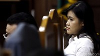 Jessica Kumala Wongso mendengarkan keterangan yang disampaikan Resepsionis Kafe Olivier, Resmiyati.