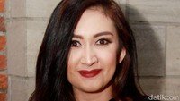 Istri Zack Lee itu memoles bibirnya dengan lipstik merah menyala. Pool/Gus Mun/detikFoto.