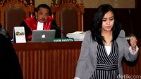 Resepsionis Kafe Olivier, Resmiyati dihadirkan sebagai saksi di Pengadilan Negeri Jakarta Pusat, Kamis (28/7/2016).