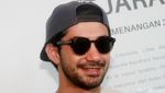 Reza Rahadian Kece dengan Snapback