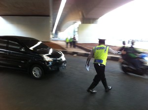 Pritt! Polisi Berhentikan Mobil Pelat Ganjil yang Melintas di Jl Gatot Subroto