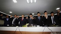 Pimpinan DPR dan MKD saling bergandengan tangan.
