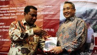 Ketua Komisi V DPR Fary Djemy Francis menyerahkan buku Duc In Altum kepada Mendes PDTT Eko Putro Sandjojo. Pool/Lamhot Aritonang/detikFoto.