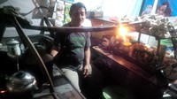 Beragam sajian khas angkringan ditata di atas bakul pikul. Angkringan Lik Man kini diurus anaknya yang bernama Kobar (Sukma/detikTravel)