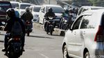 Macet Parah, Pemotor Nekat Lawan Arus