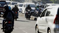 Akibatnya pemotor nekat melawan arus.
