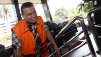 Ojang tampak menggunakan romi tahanan KPK.